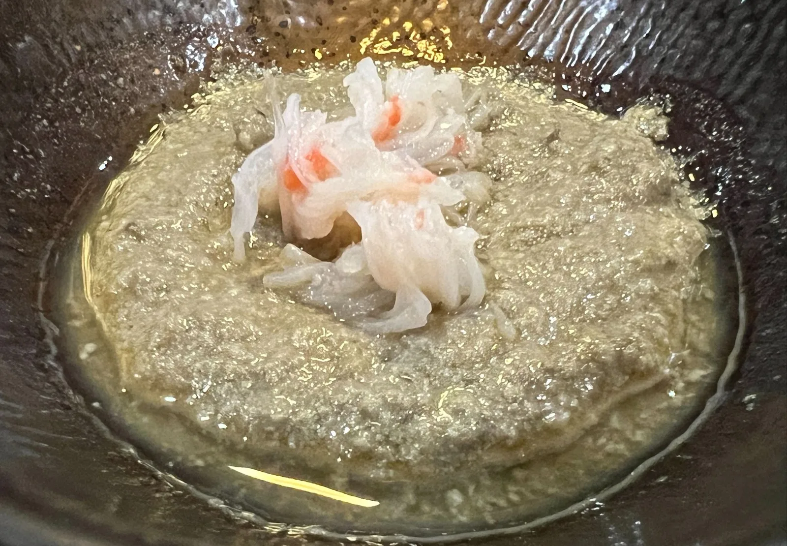 灰色がかった香住ガニのかにみそとほぐし身
