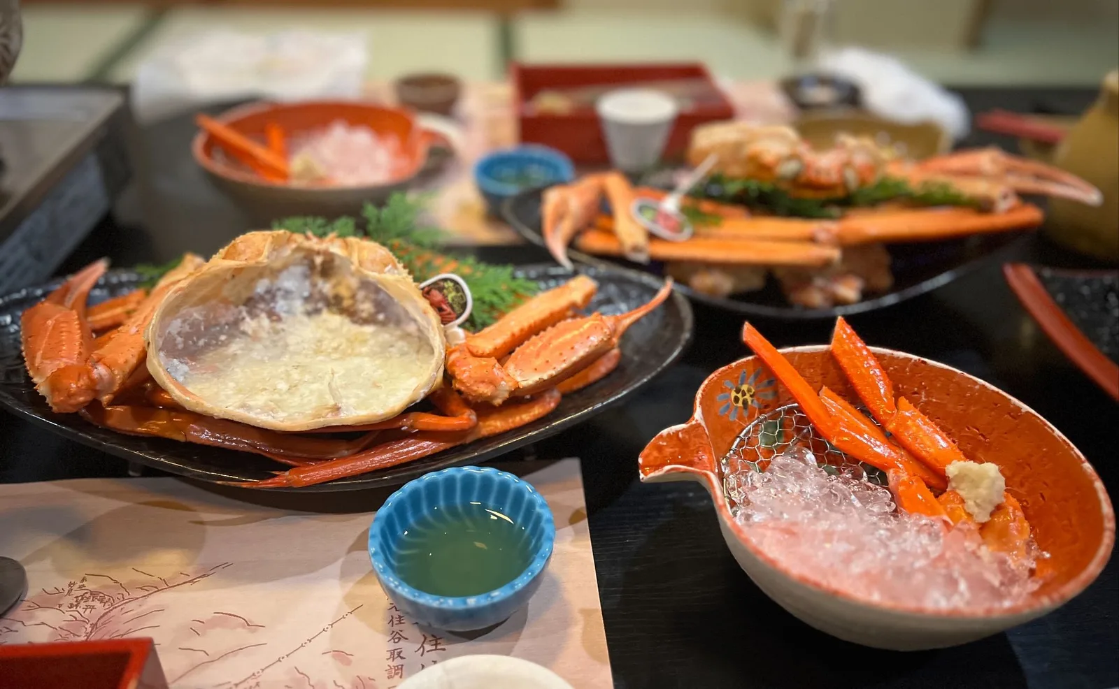 香住ガニの甲羅盛りと脚が並ぶ食卓